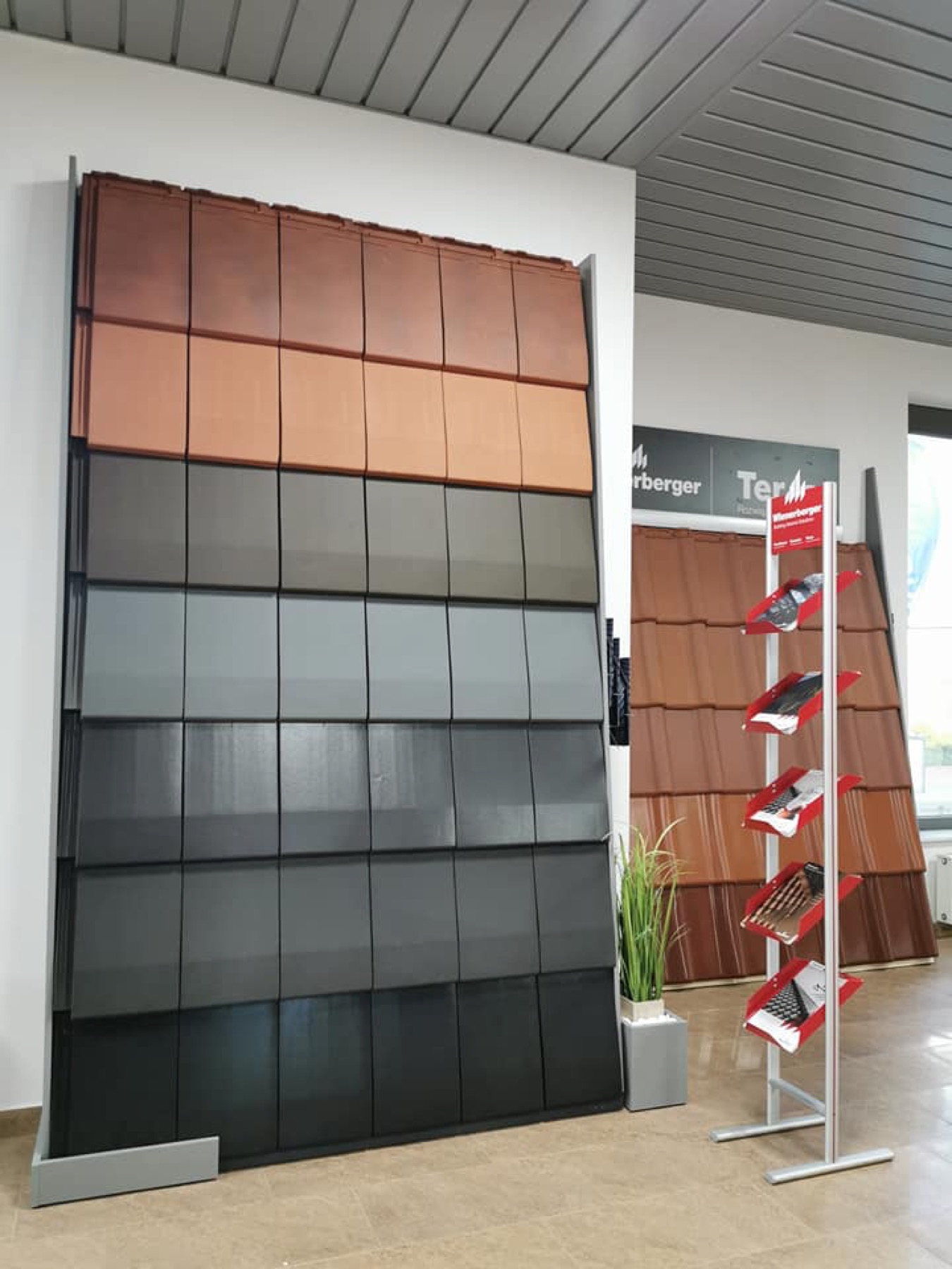 Ekspozycja kolorów dachówek ceramicznych Wienerberger