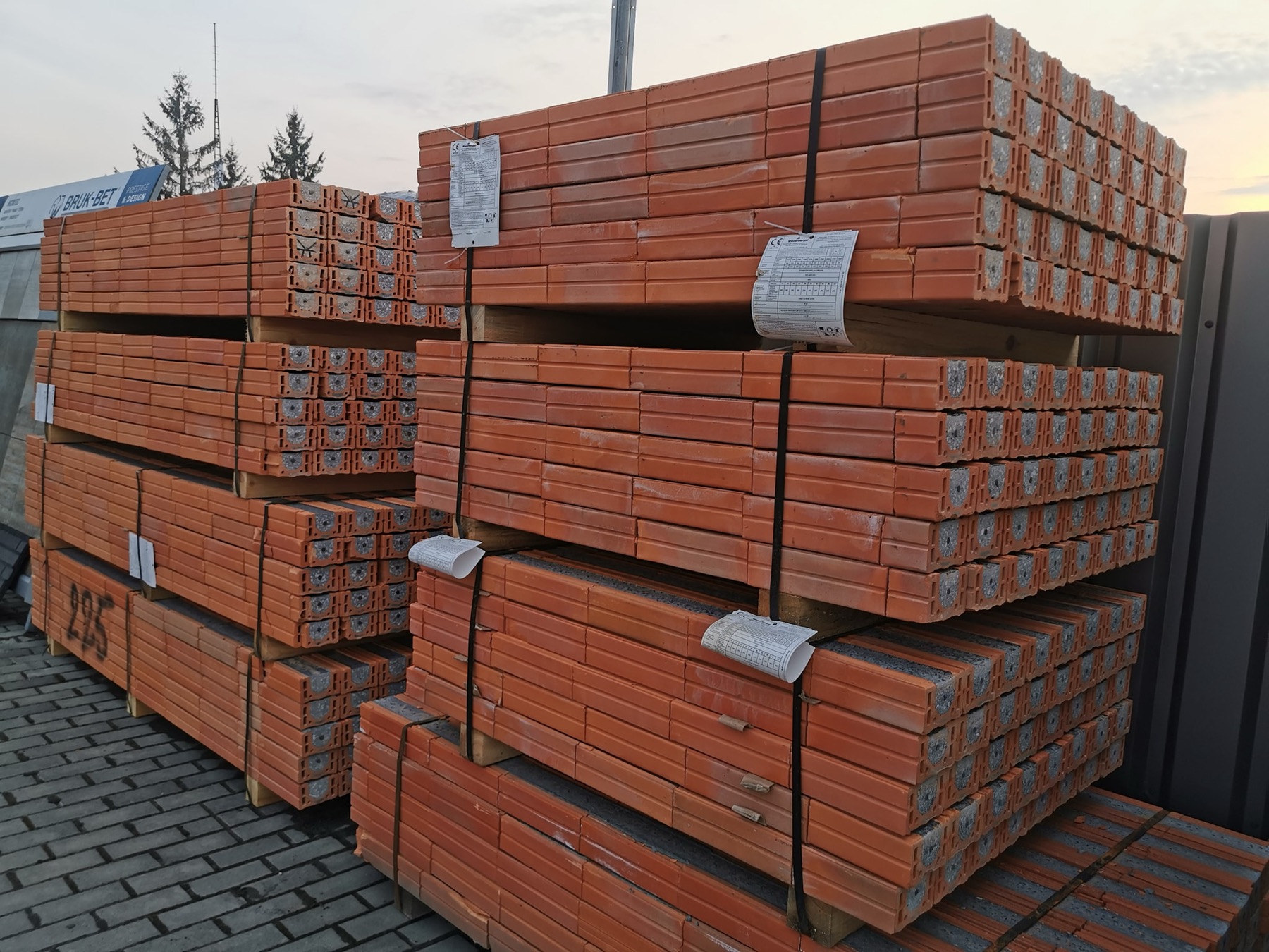 Nadproża i elementy ceramiczne Wienerberger na placu budowy