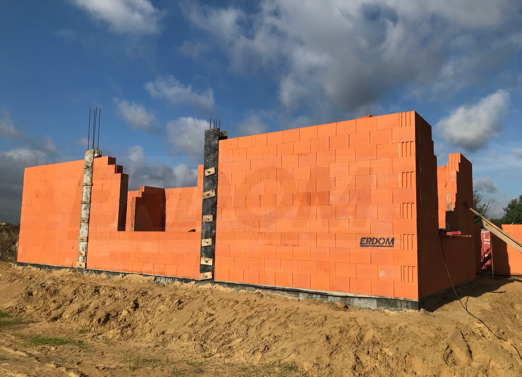 Dom z dachówką ceramiczną Porotherm zimą - budowa ERDOM