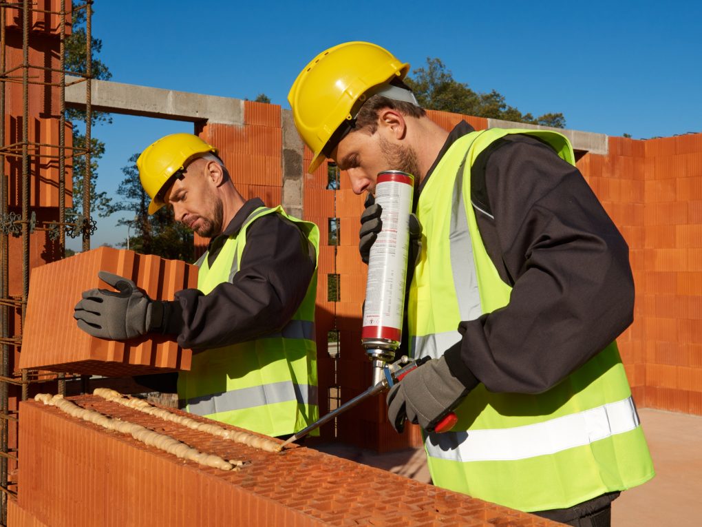 Murarze budujący ścianę z pustaków ceramicznych Wienerberger